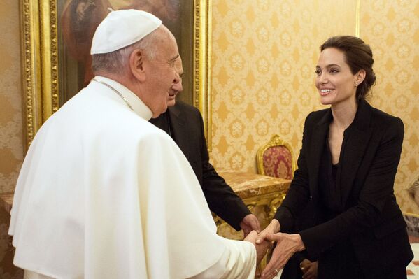 Папа Римский Франциск и актриса Анджелина Джоли в Ватикане