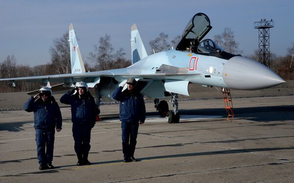 Военные летчики на фоне истребителя Су-35С в истребительном авиационном полку на аэродроме Центральная Угловая в Приморском крае Военные летчики на фоне истребителя Су-35С в истребительном авиационном полку на аэродроме Центральная Угловая в Приморском крае