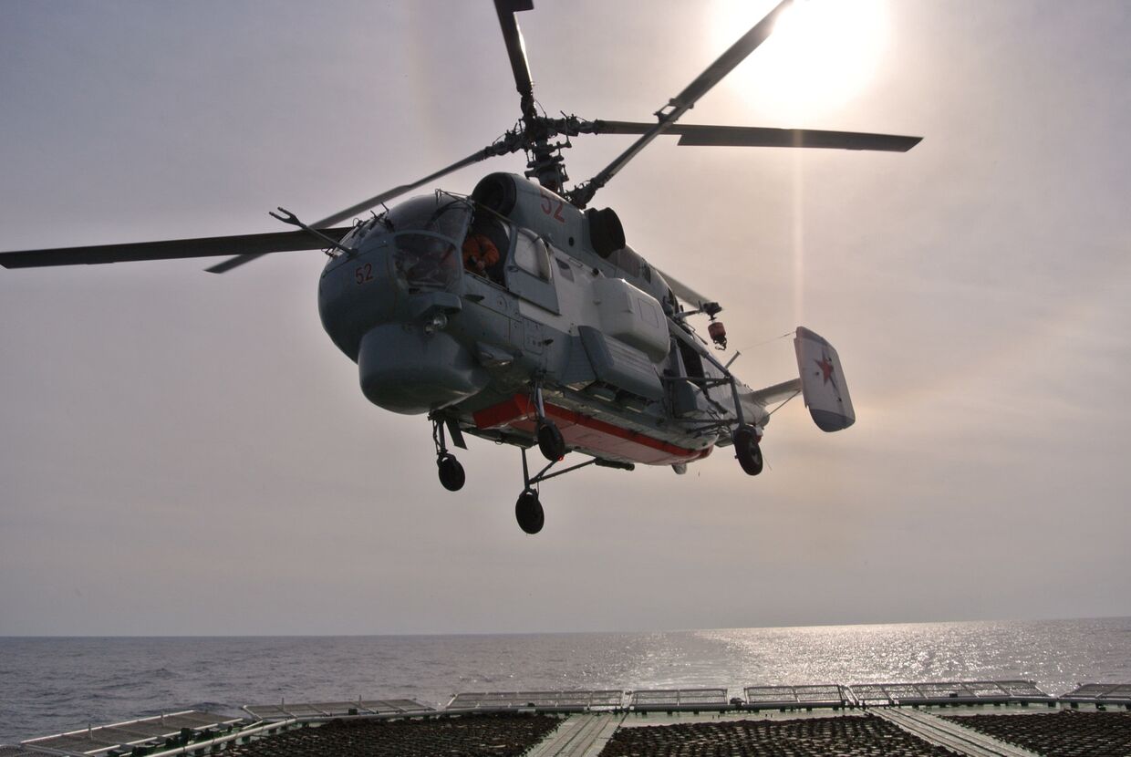 Вертолет ВМФ России взлетает с палубы БПК Вице-адмирал Кулаков