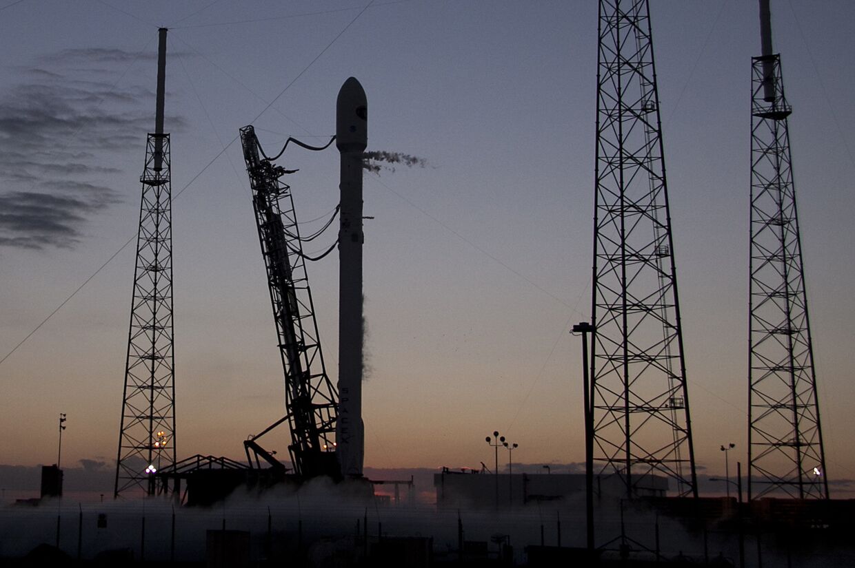 Запуск ракеты Falcon 9 на мысе Канаверал в Кейп Канаверал, штат Флорида