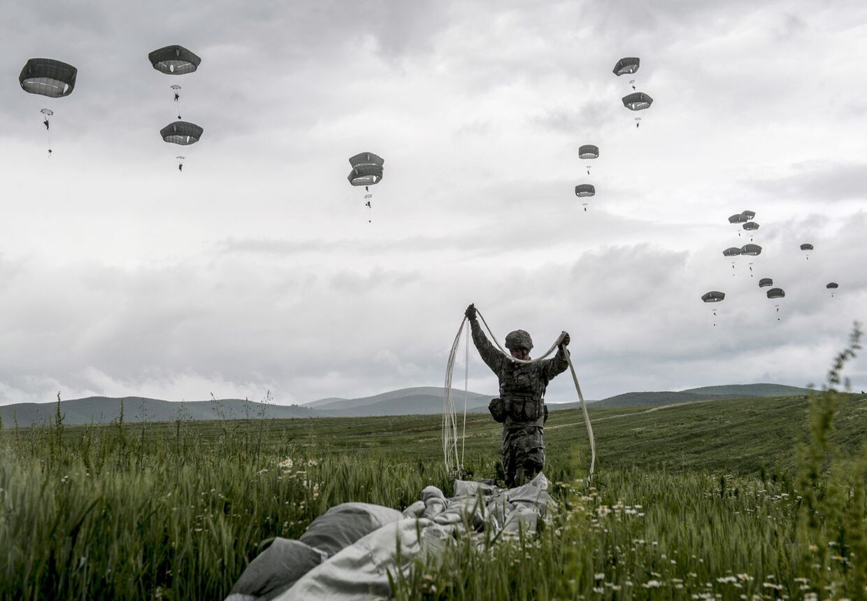 Американский десантник миротворческих сил НАТО в Косово во время учений