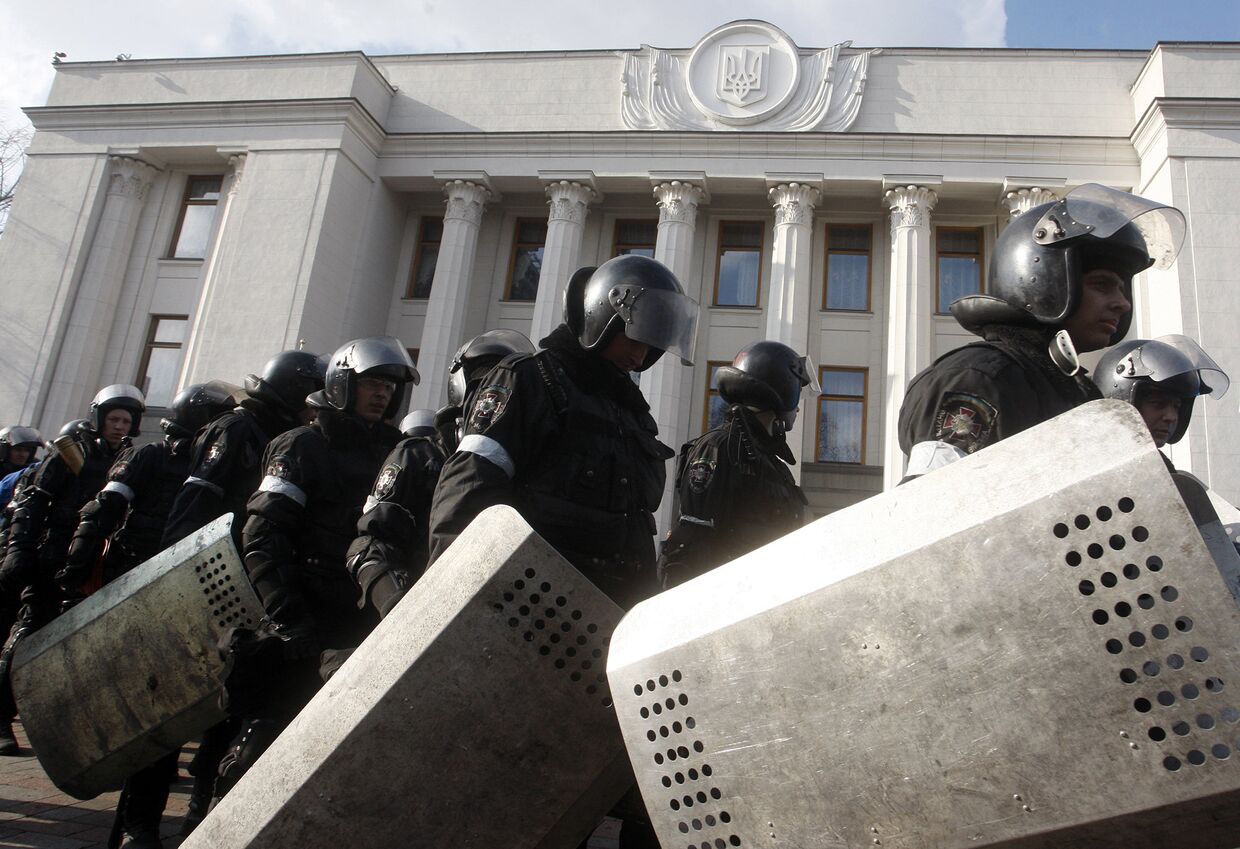 Сотрудники полиции у здания у здания Верховной Рады в Киеве