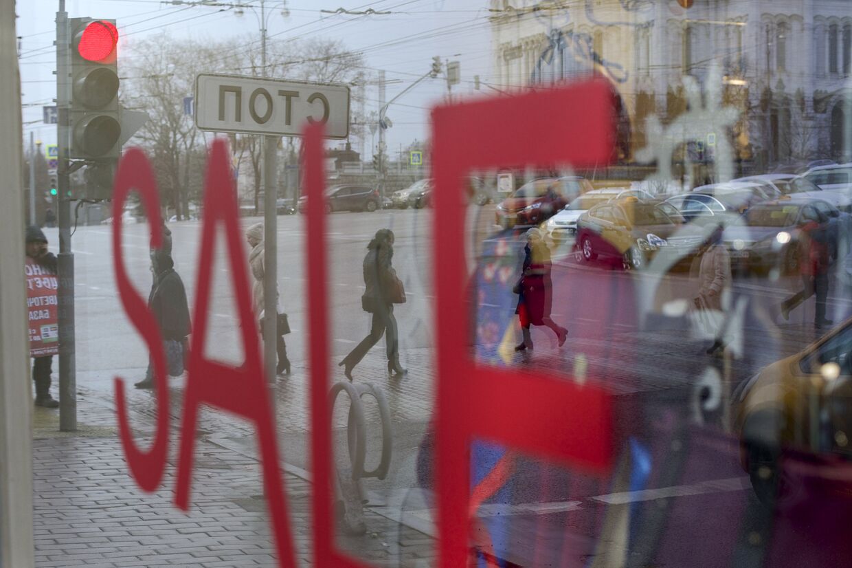 Витрина магазина с надписью «распродажа» в центре Москвы