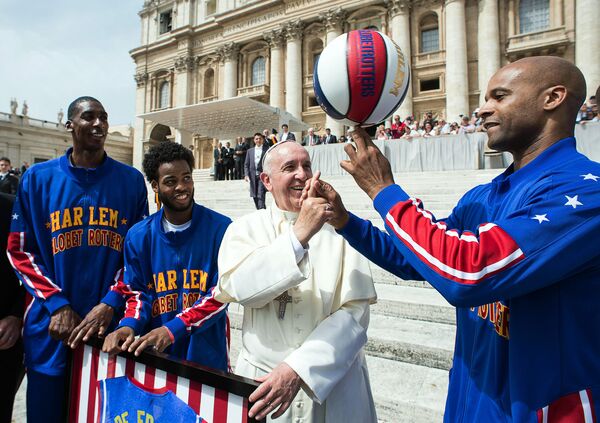 Папа Римский Франциск и знаменитая американская баскетбольная команда Гарлем Глобтроттерс в Ватикане