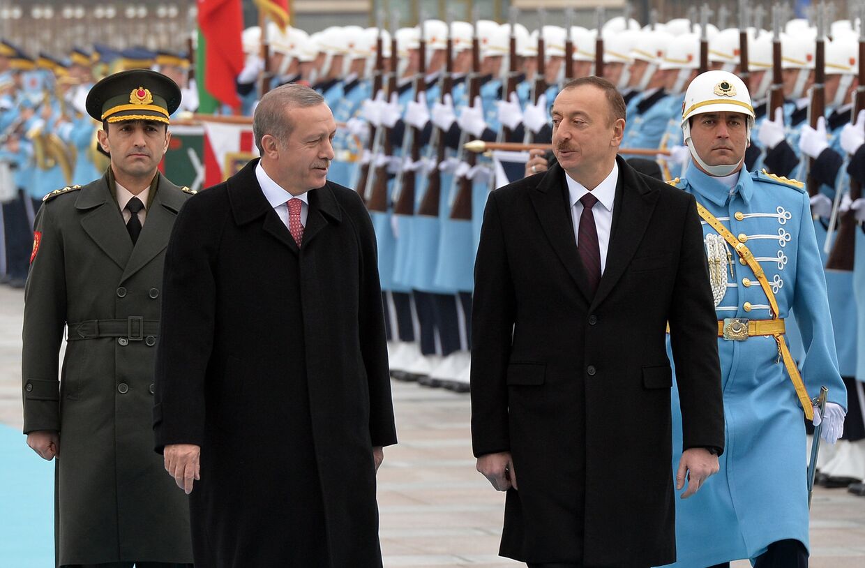 Президент Турции Реджеп Тайип Эрдоган и президент Азербайджана Ильхам Алиев на торжественной церемонии в Анкаре