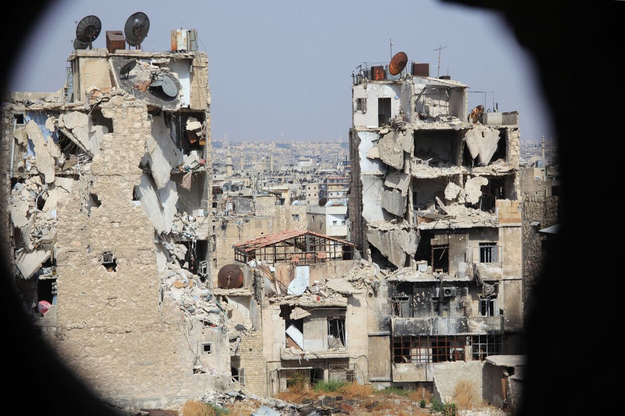 Вид на Алеппо со стороны пригорода, контролируемого правительственными войсками