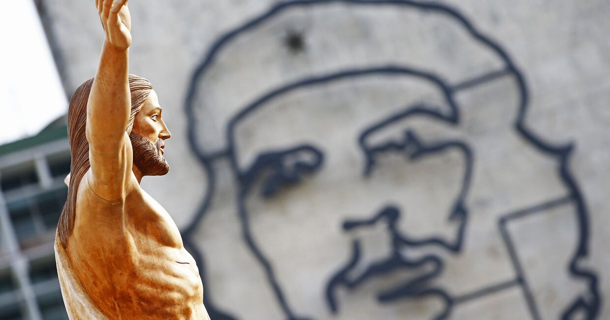 Статуя Христа на площади Революции в Гаване