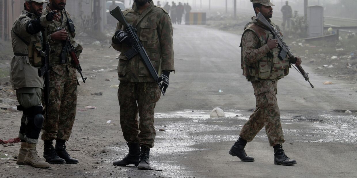 Солдаты у дороги, ведущей к тюрьме в Пакистане, 20 декабря 2014. Власти страны ужесточили меры безопасности перед проведением смертных казней