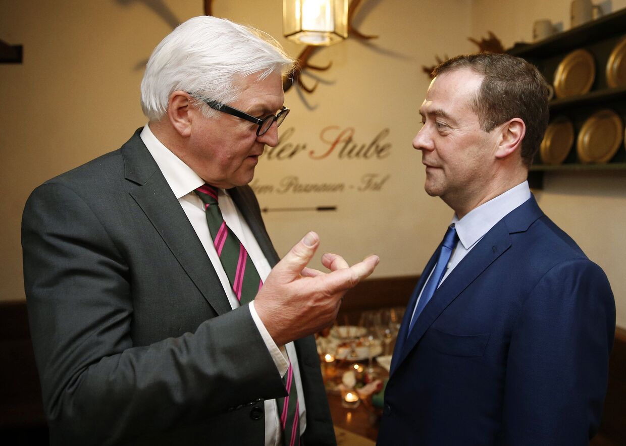 Председатель правительства РФ Дмитрий Медведев и министр иностранных дел ФРГ Франк-Вальтер Штайнмайер во время встречи на полях Мюнхенской конференции по безопасности