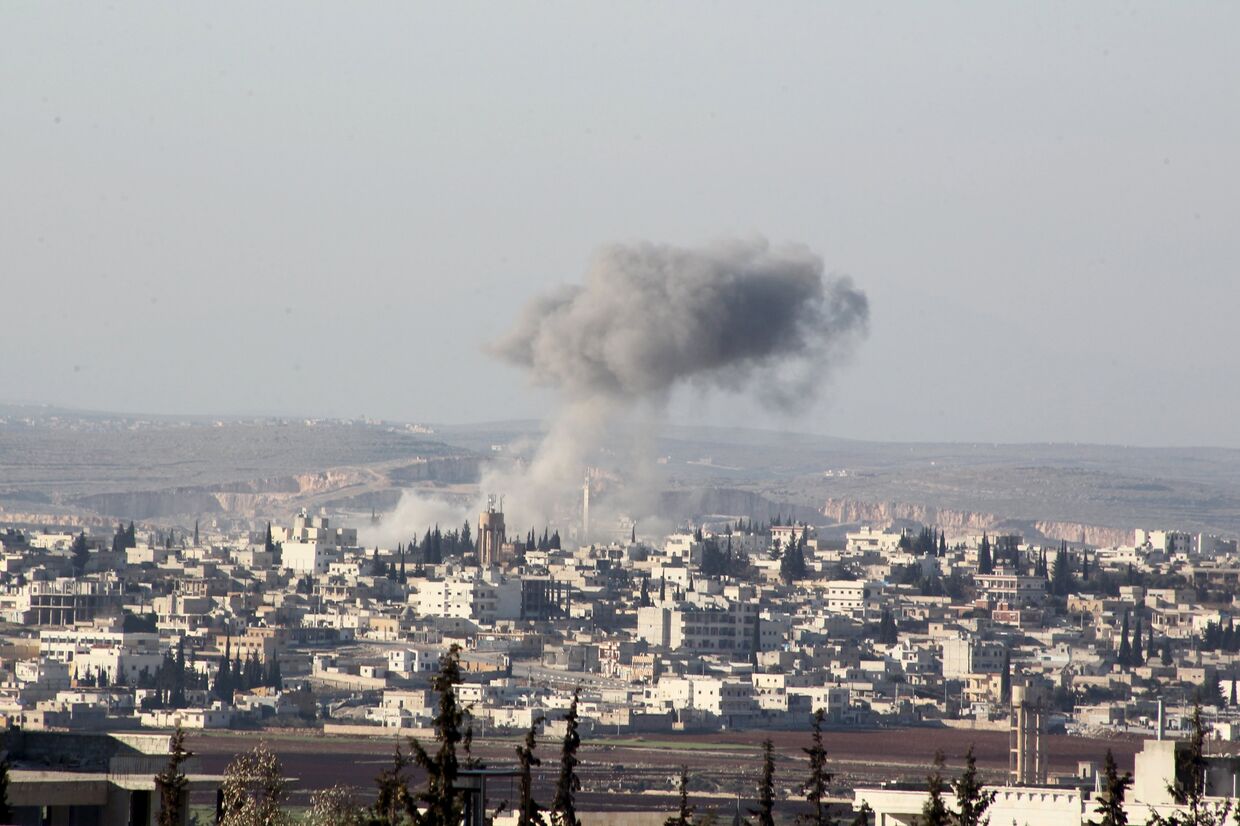 Дым после авиаудара сирийской армии по городу Анадан 3 февраля 2016