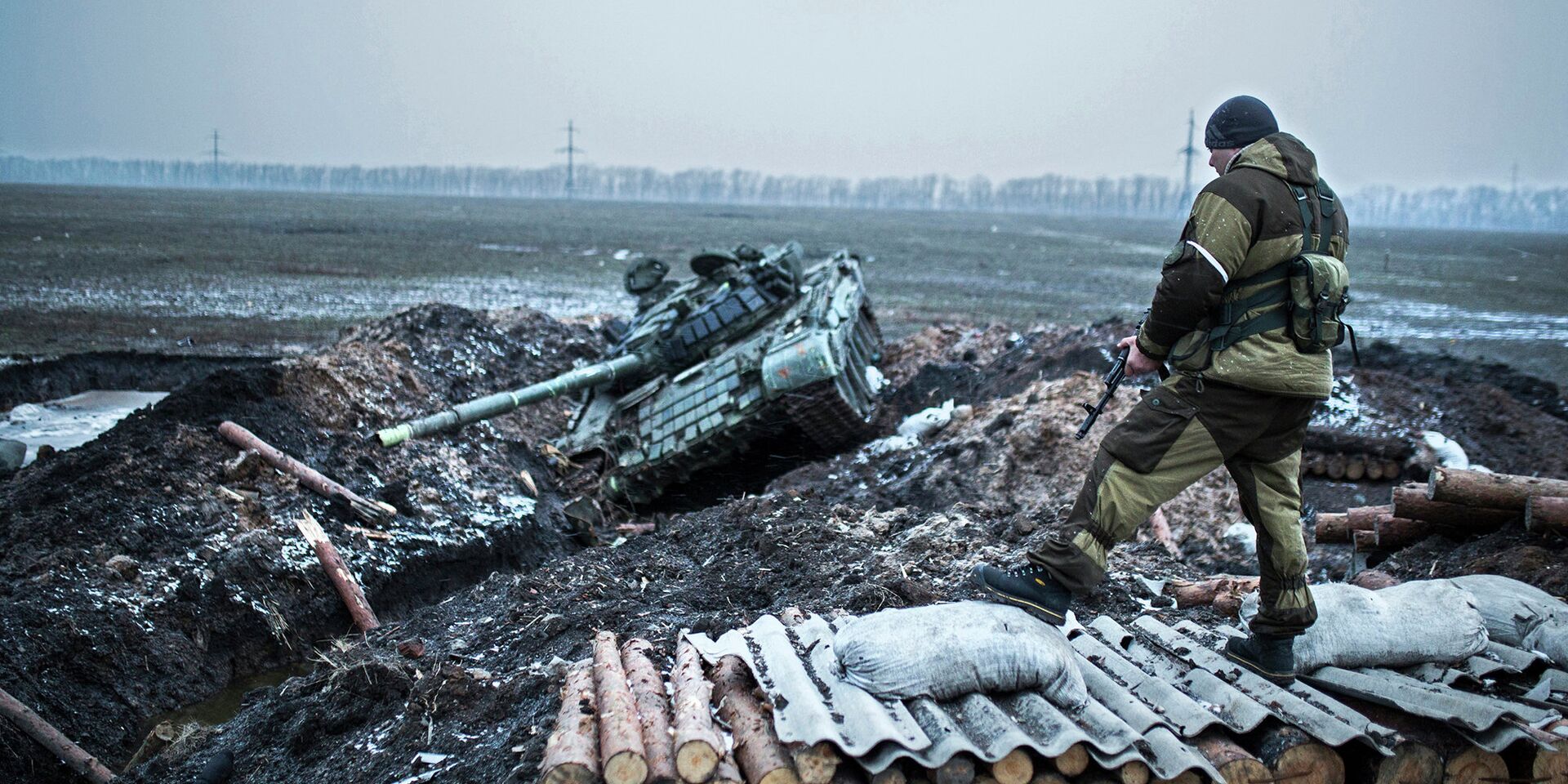Ополченец стоит у танка украинской армии в Донецкой области - ИноСМИ, 1920, 05.05.2023