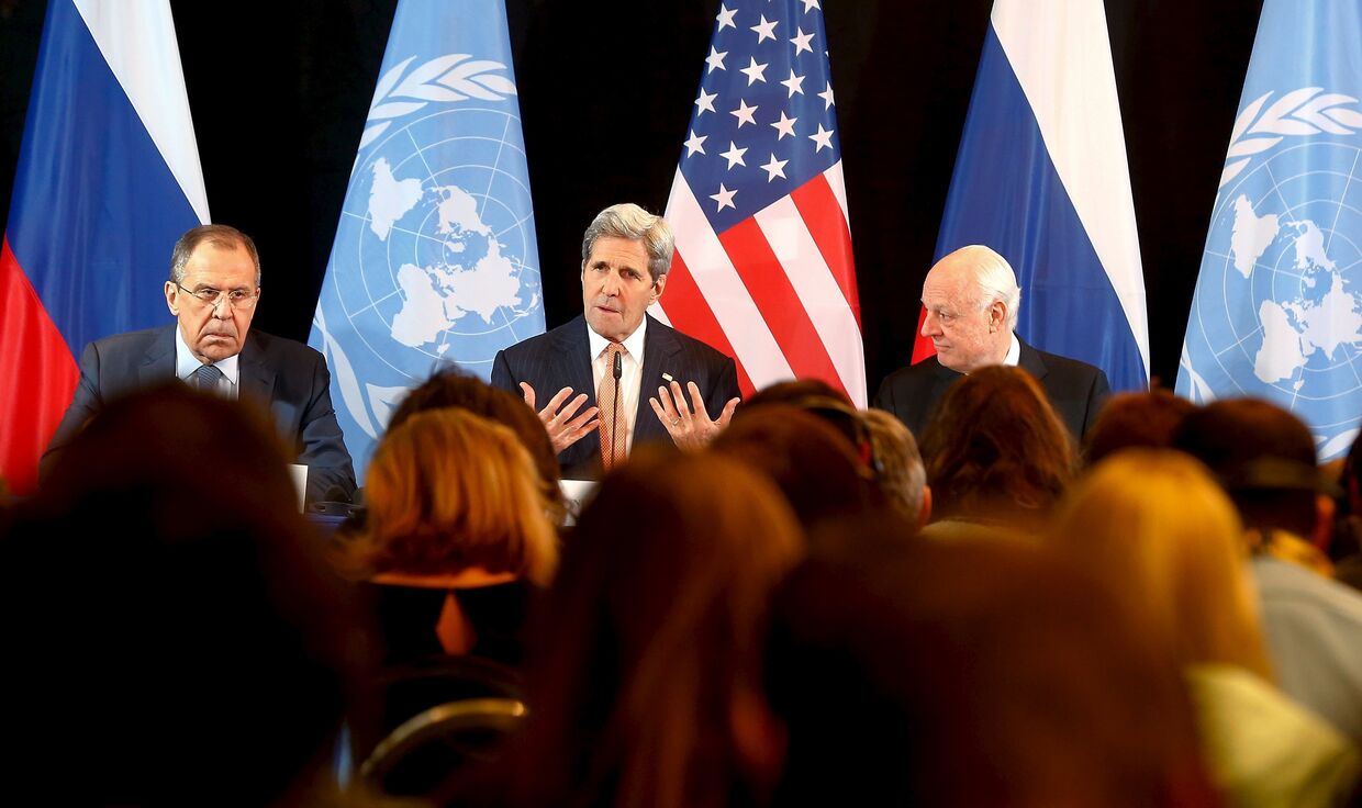 Глава МИД России Сергей Лавров, госсекретарь США Джон Керри и спецпосланник ООН в Сирии Стефан де Мистура в Мюнхене