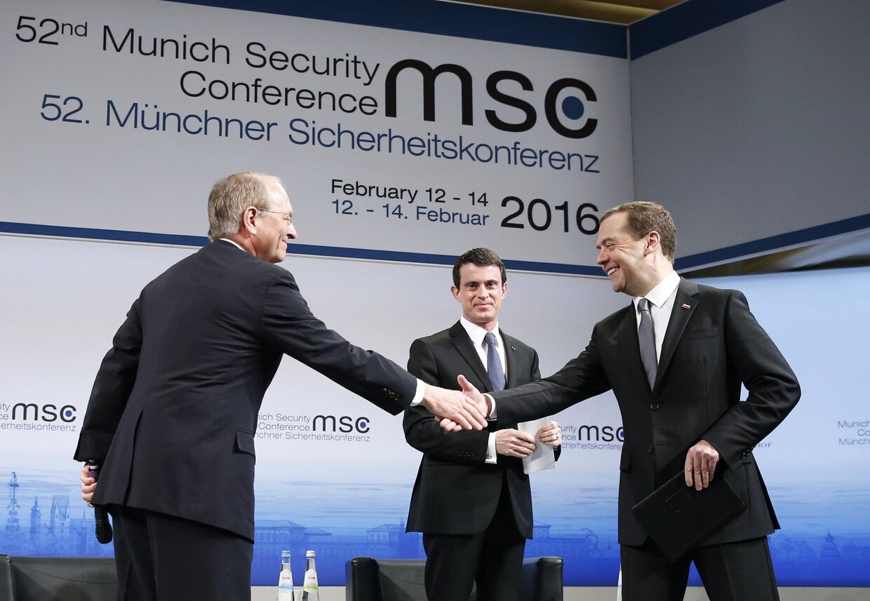 Председатель правительства РФ Дмитрий Медведев (справа) на Мюнхенской конференции по вопросам политики безопасности
