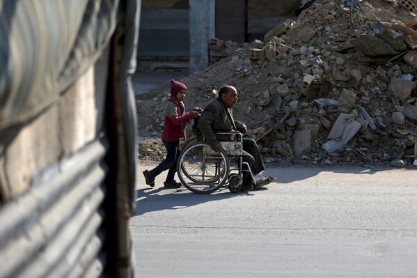 Инвалид Шахрур с дочерью, Дума, Сирия