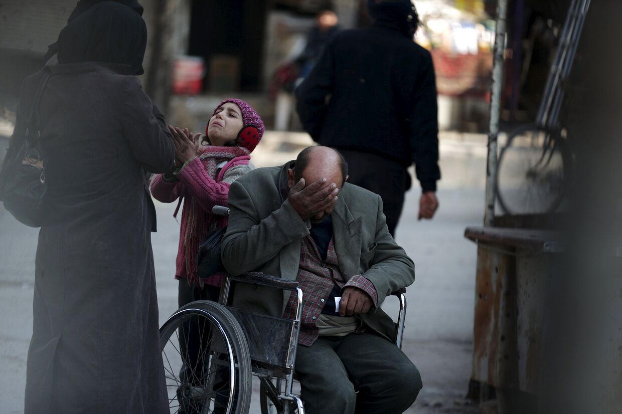 Девочка просит денег у прохожих в городе Дума, Сирия