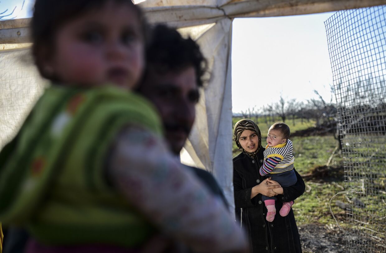 Сирийские беженцы недалеко от Турецко-Сирийской границы