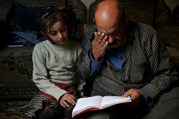 Инвалид Шахрур с дочерью у себя дома, Ирбин, Сирия