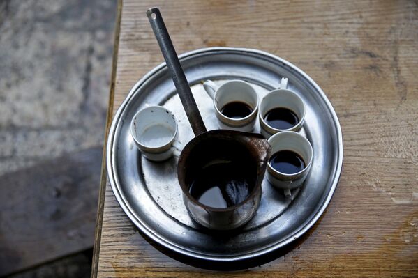 Чашки с кофе на подносе в доме инвалида Шахрура, Ирбин, Сирия