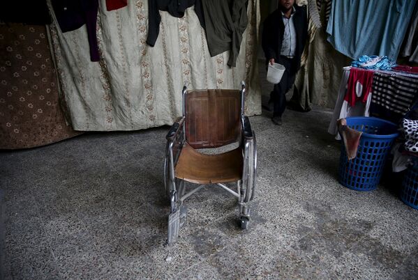 Инвалидное кресло Шахрура а его доме, Ирбин, Сирия