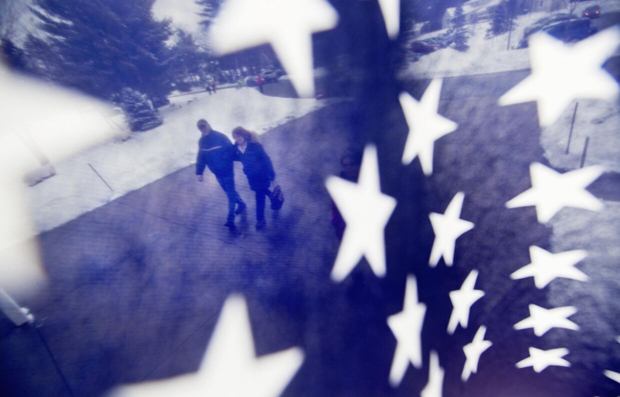 Американцы идут к месту голосования, фотография сделана сквозь американский флаг
