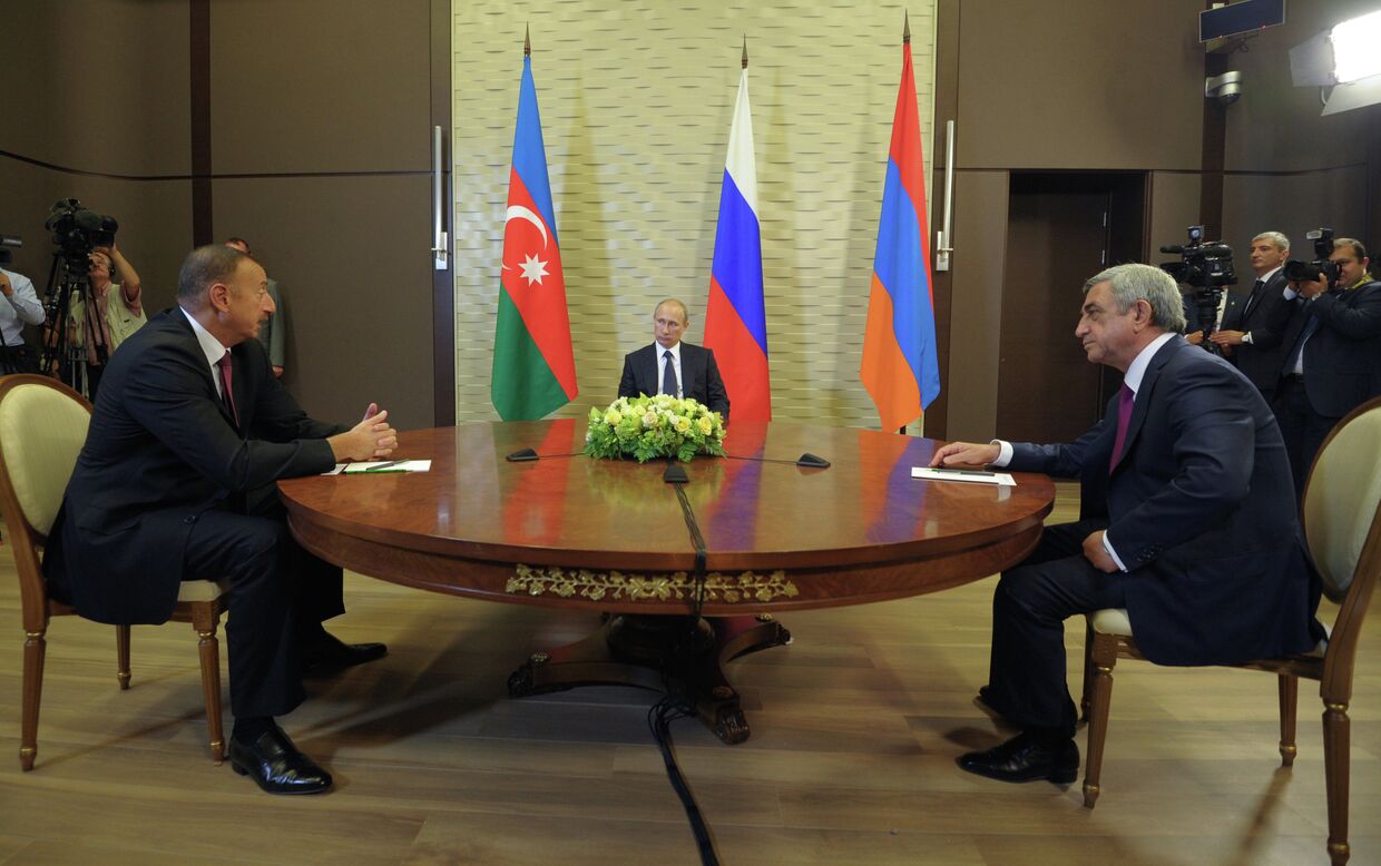 Президент РФ Владимир Путин с президентом Азербайджана Ильхамом Алиевым и президентом Армении Сержем Саргсяном