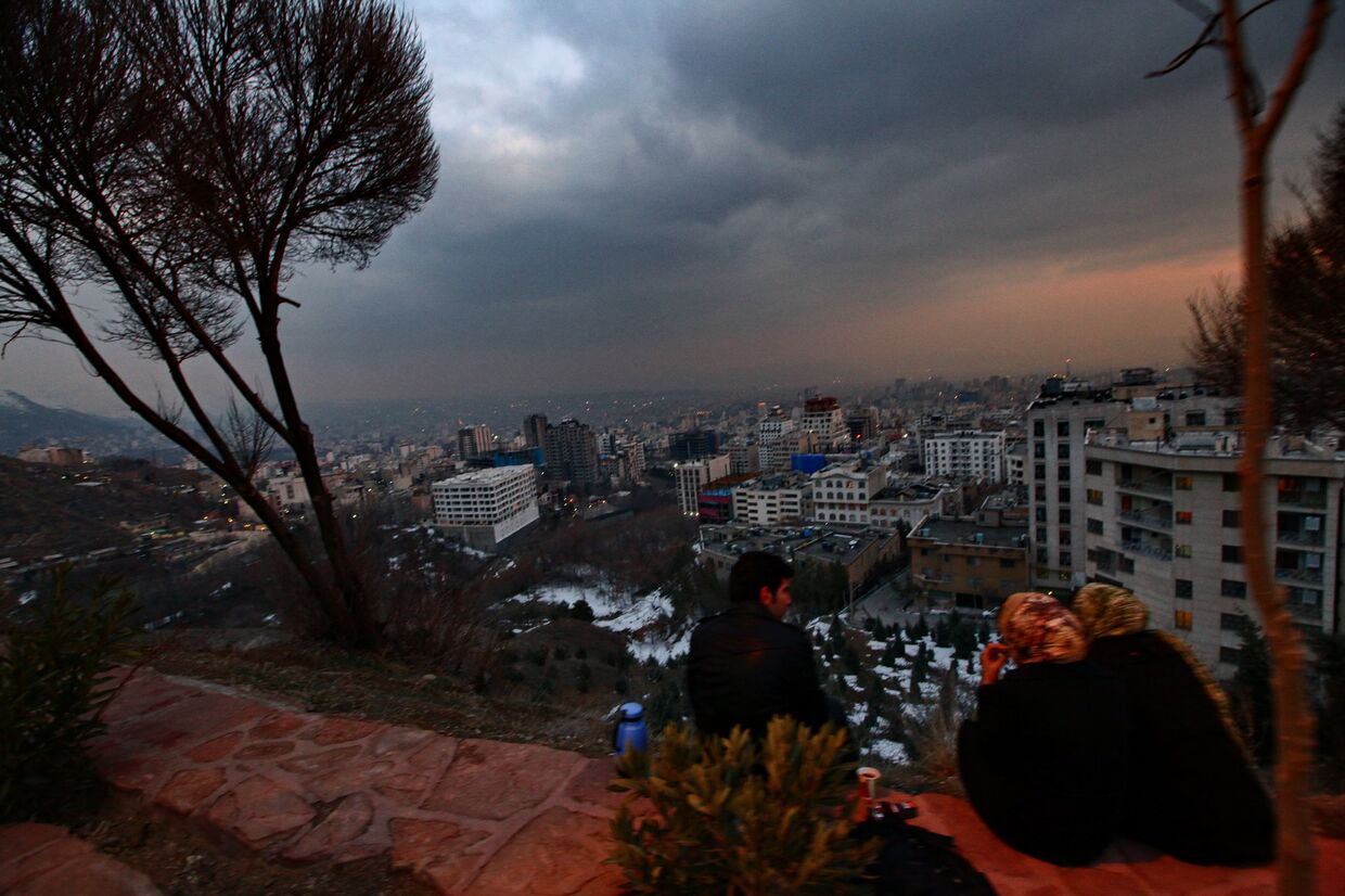 Вид на вечерний Тегеран. Иран