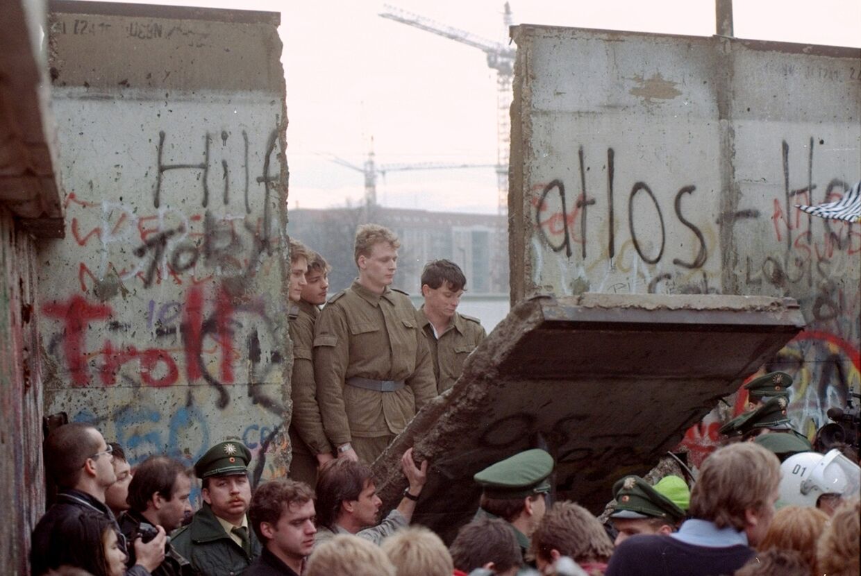 Восточногерманские пограничники в проеме Берлинской стены
