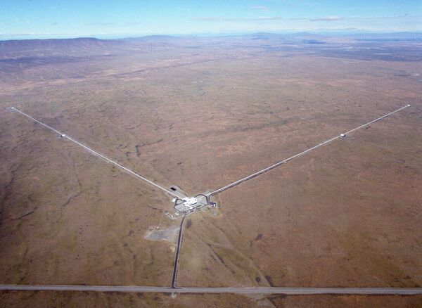 Детектор обсерватории LIGO в Ханфорде, штат Вашингтон Детектор обсерватории LIGO в Ханфорде, штат Вашингтон
