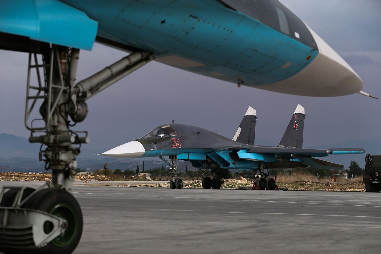 Российские бомбардировщики Су-34 на военной базе Хмеймим в Сирии