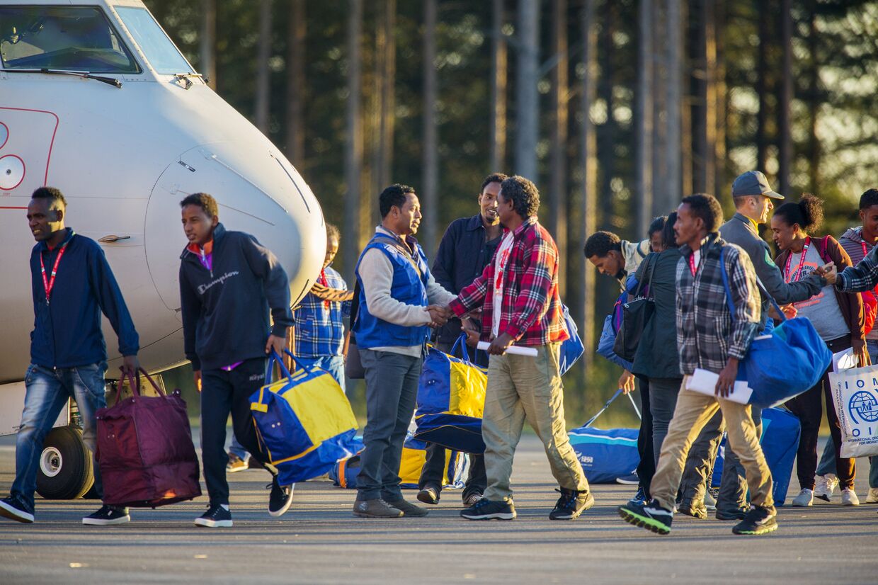 Беженцы из Эритреи в аэропорту города Каллакс