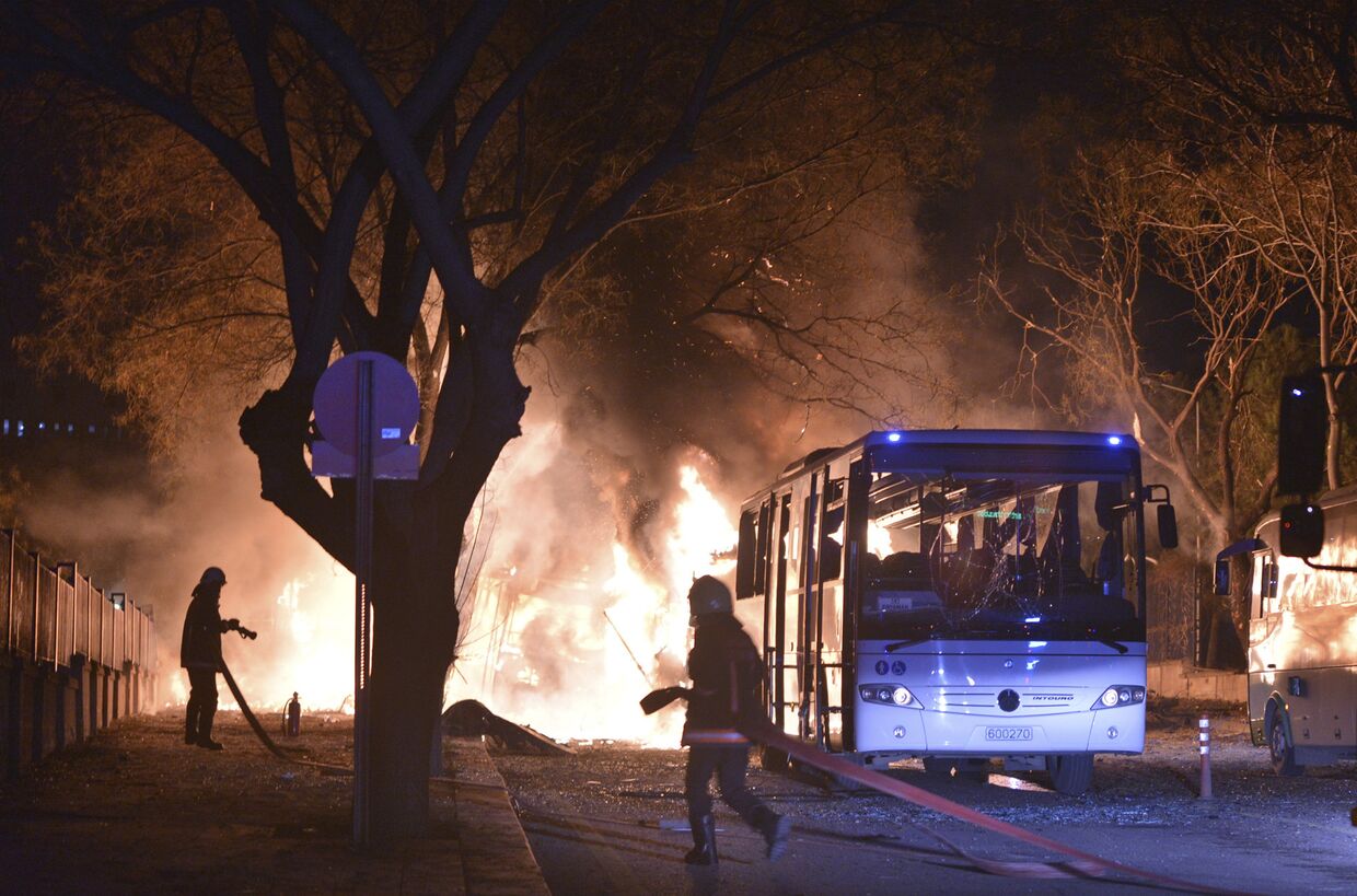 Пожарные тушат пожар, возникший после взрыва в Анкаре, Турция