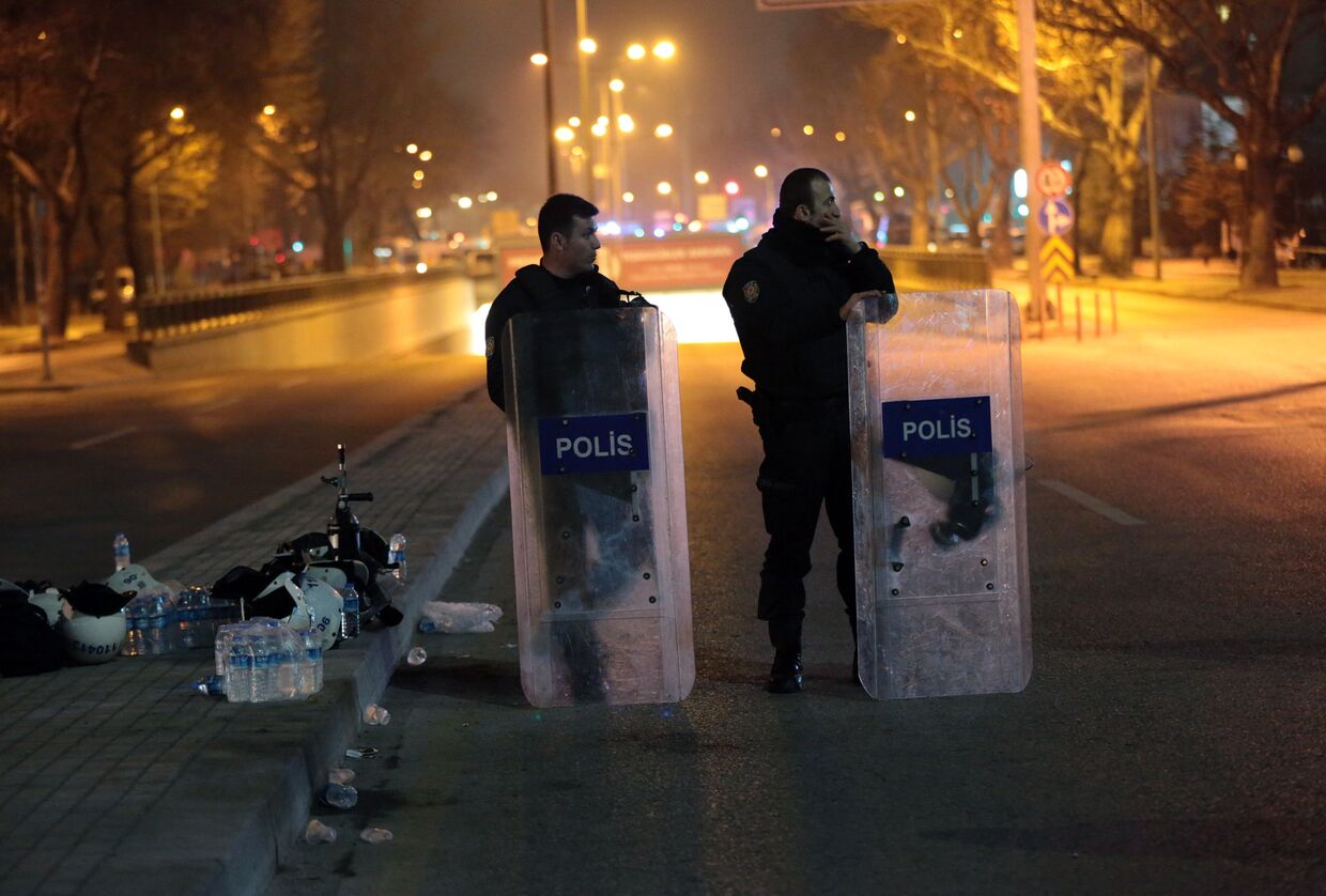 Полиция дежурит недалеко от места взрыва в Анкаре