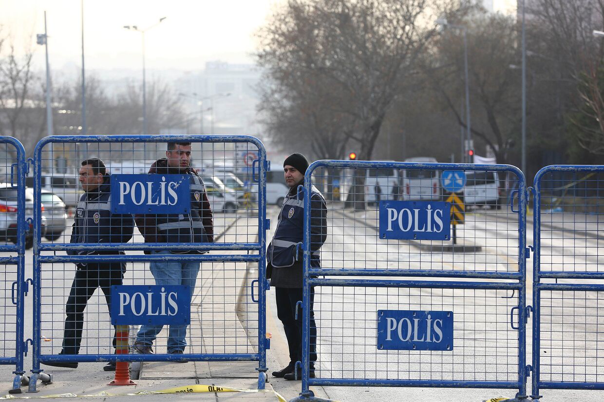Полиция на месте взрыва у общежития для военных в центре Анкары, Турция. 18 февраля 2016 год