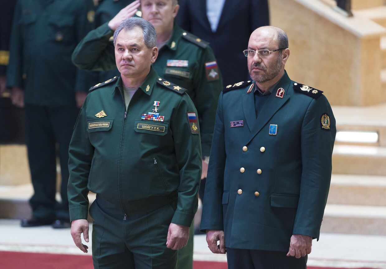 Министр обороны РФ Сергея Шойгу и министр обороны Ирана Хоссейн Дехган во время встречи в Москве