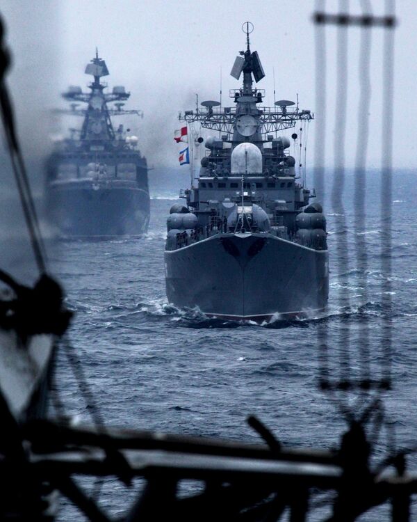 Корабли Тихоокеанского флота РФ во время военно-морского парада в заливе Петра Великого