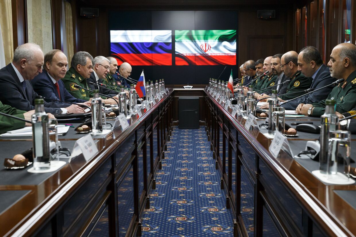 Министр обороны РФ Сергея Шойгу и министр обороны Ирана Хоссейн Дехган во время встречи в Москве