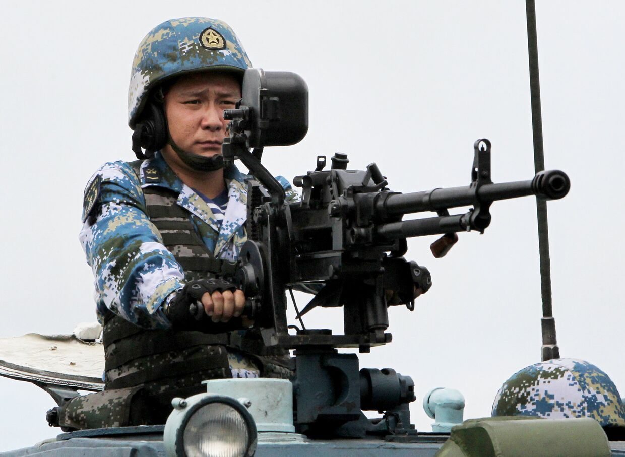 Китайский морской пехотинец во время высадки морского десанта