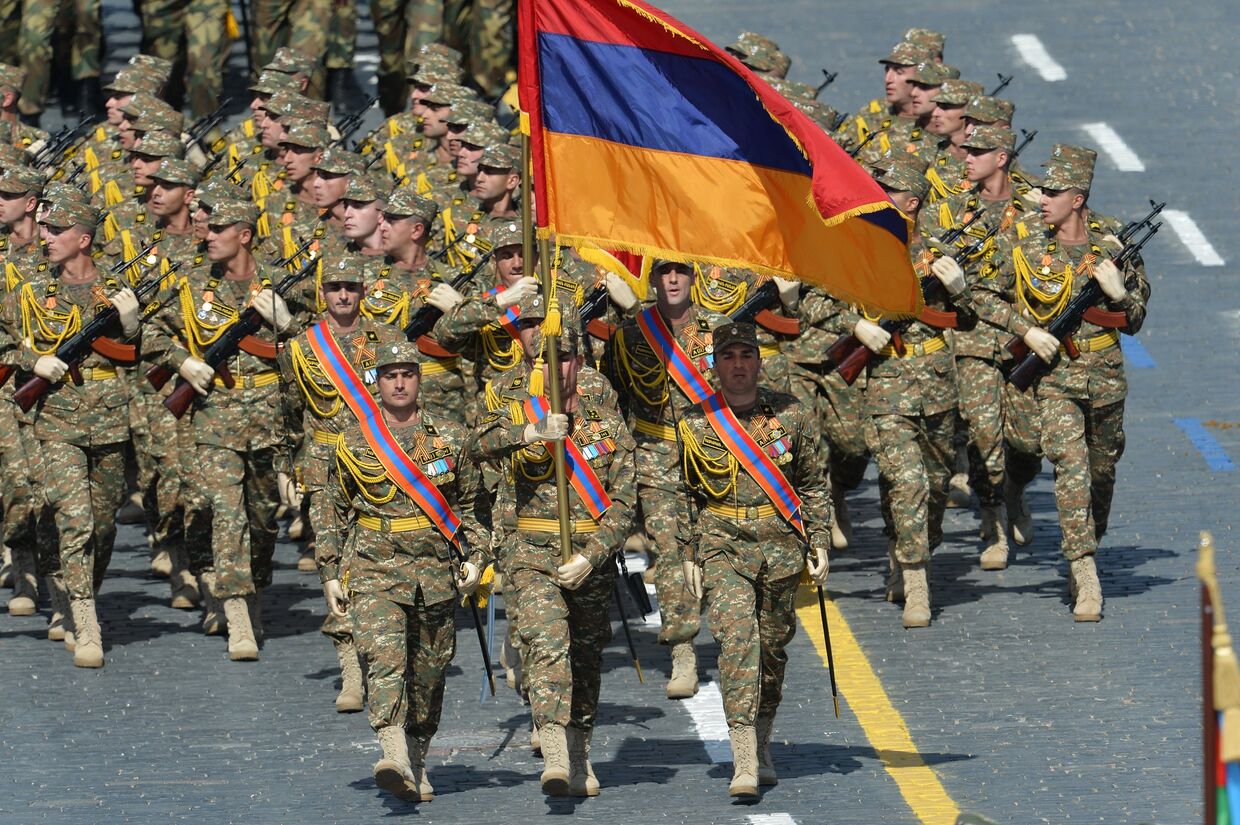 Военнослужащие Вооруженных сил Армении во время военного парада в ознаменование 70-летия Победы в Великой Отечественной войне