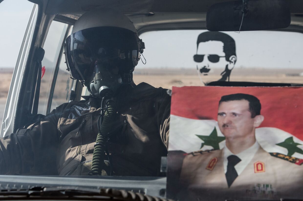 Летчик ВВС сирийской армии в автомобиле на базе Военно-воздушных сил Сирии в провинции Хомс