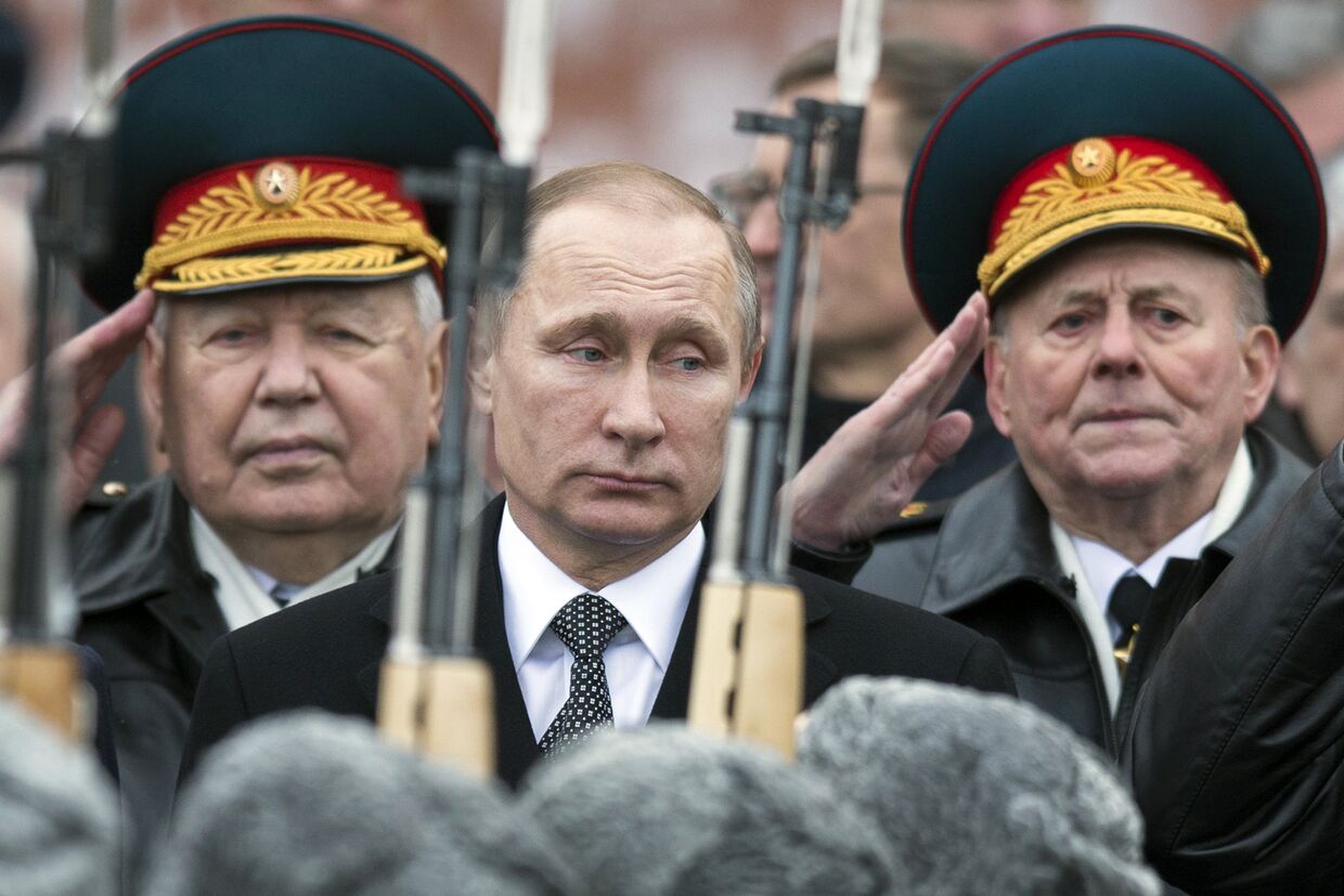 Президент РФ Владимир Путин на церемонии возложения венков к Могиле Неизвестного Солдата в Москве