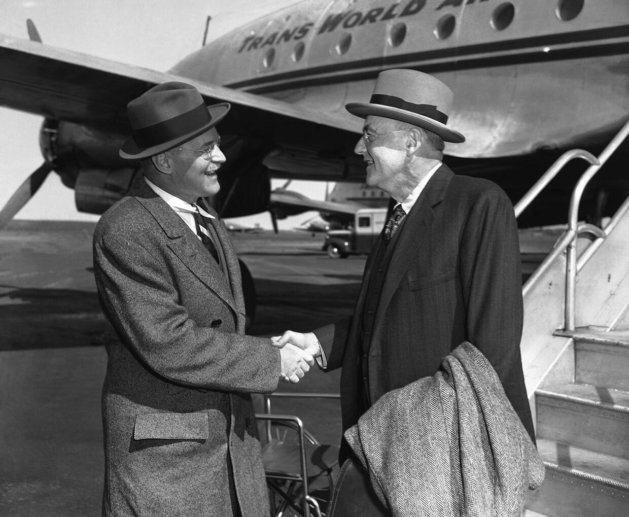 Госсекретарь США Джон Фостер Даллес (справа) приветствует своего брата директора ЦРУ Аллена Даллеса в аэропорту Нью-Йорка