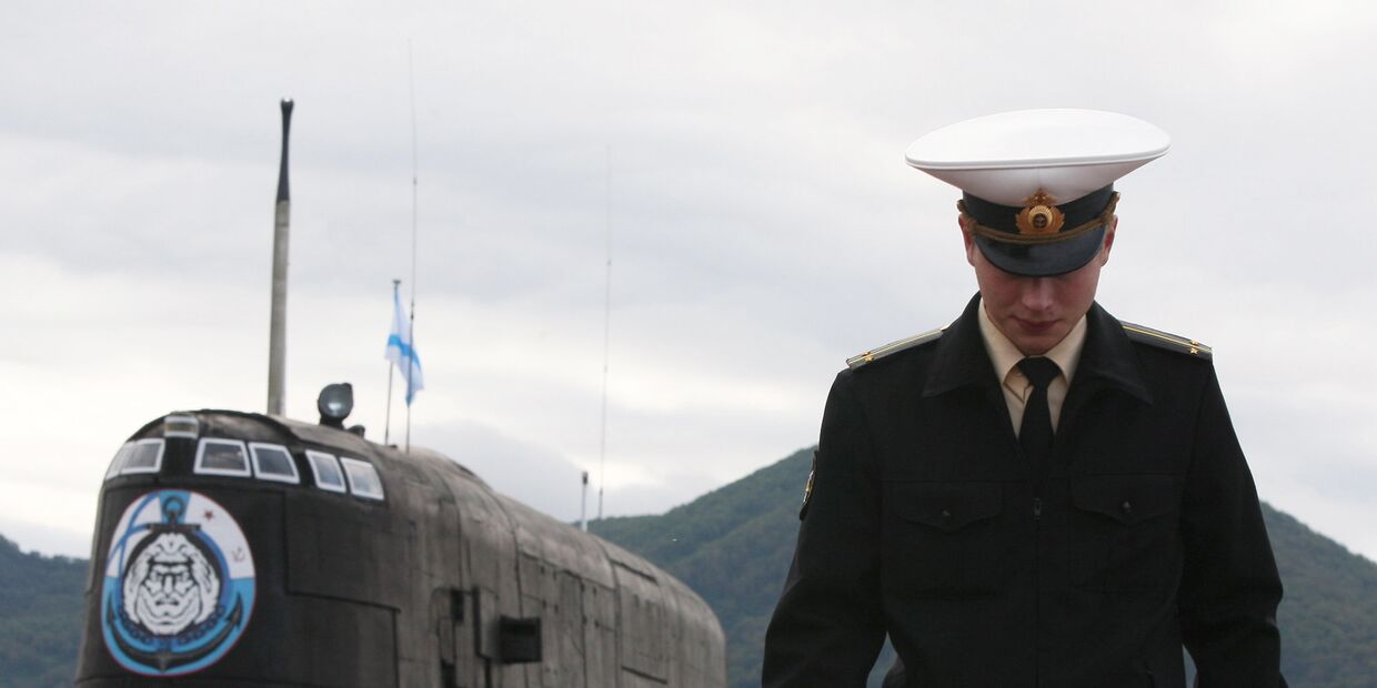 Офицер у атомной подводной лодки проекта 949А Антей в Вилючинске