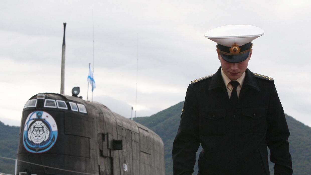 Офицер у атомной подводной лодки проекта 949А Антей в Вилючинске