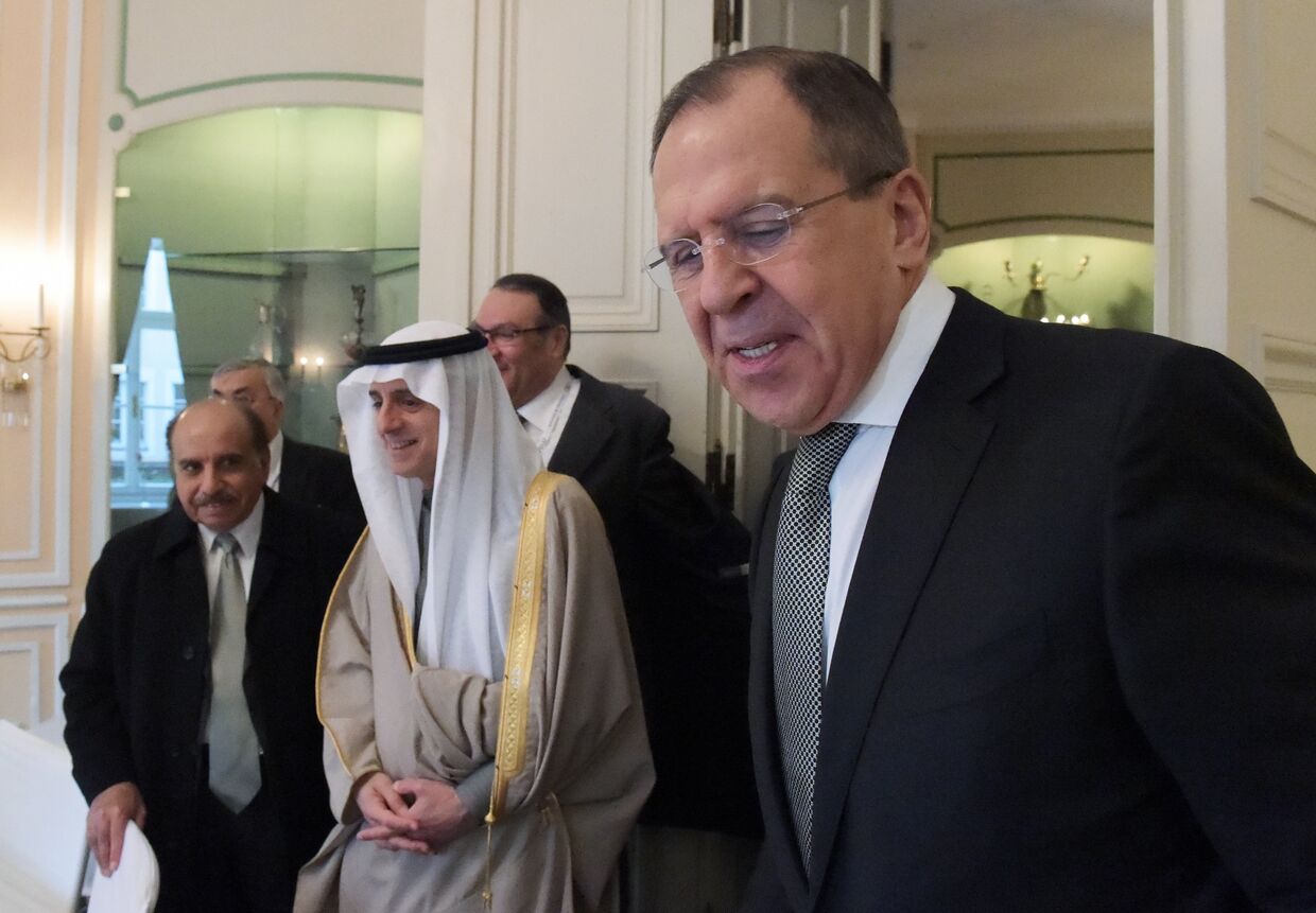 Министр иностранных дел РФ Сергей Лавров и министр иностранных дел Саудовской Аравии Адель Аль-Джубейр во время встречи на полях Мюнхенской конференции по безопасности