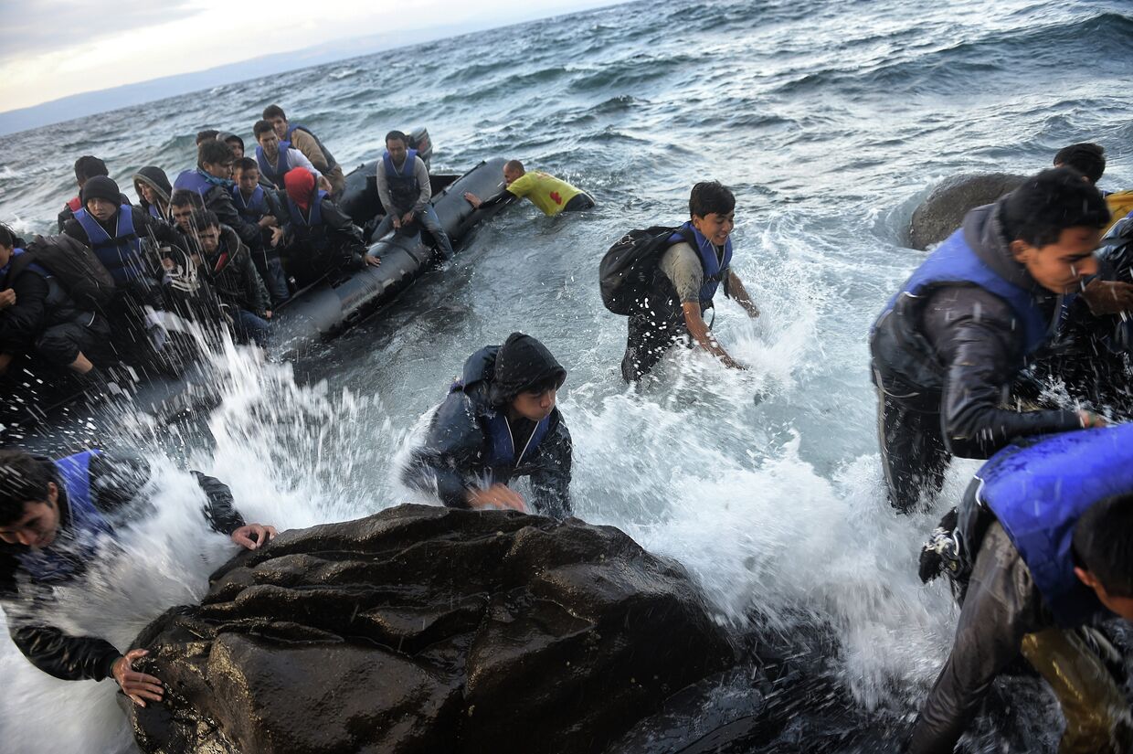 Беженцы прибывают на греческий остров Лесбос