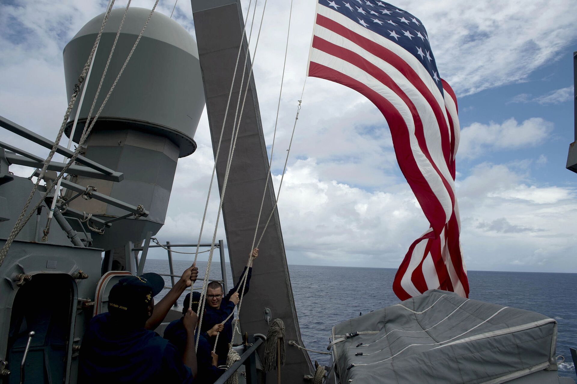 Американские матросы поднимают национальный флаг во время учений в Южно-Китайском море - ИноСМИ, 1920, 22.07.2021