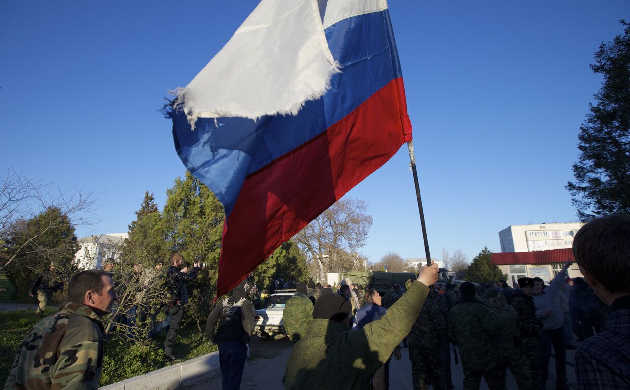 Пророссийские ополченцы с российским флагом на авиабазе Бельбек