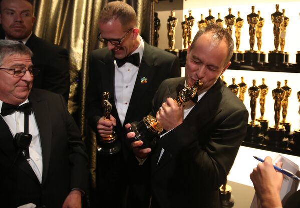 Пит Докте и Джонас Ривера с Оскаром за лучший анимационный фильм Головоломка на 88-й церемонии вручения премии Оскар