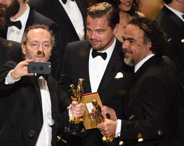 Леонардо Ди Каприо, Алехандро Гонсалес Иньярриту и Эммануэль Любецки на 88-й церемонии вручения премии Оскар в Голливуде