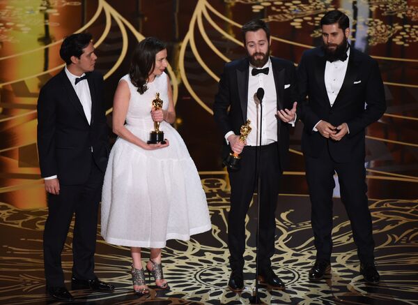 Бенджамин Клири и Серена Армитаж с Оскаром за лучший игровой короткометражный фильм Заика на 88-й церемонии вручения премии Оскар